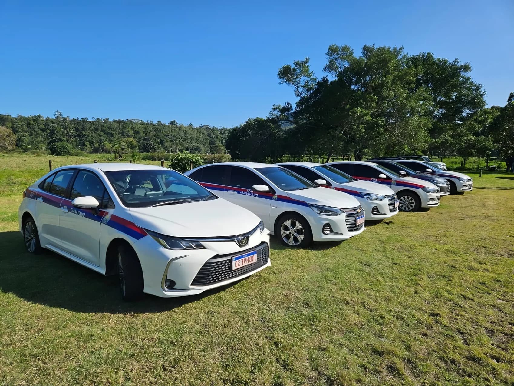 5 Carros brancos e 3 carros pretos